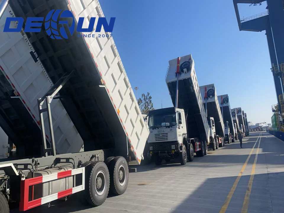 Sinotruk Howo 10 ダンプトラックはすでに港に到着し、出発の準備ができています Sinotruk Howo 10 ダンプトラックはすでに港に到着し、出発の準備ができています