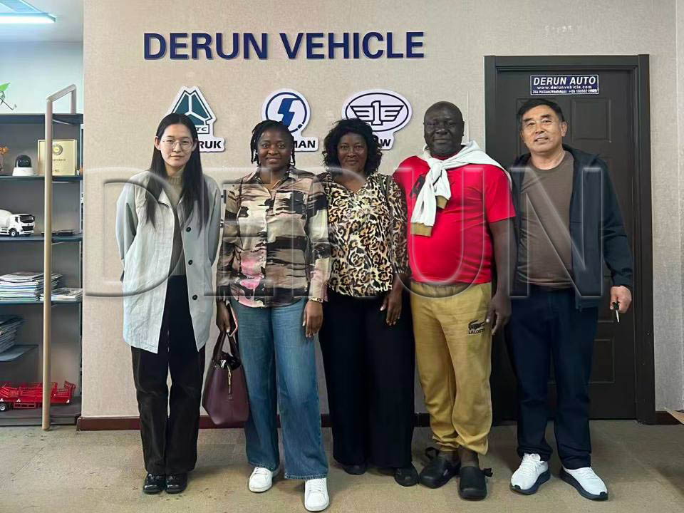 ガボンの顧客がDerun Autoを訪問し、トラック5台を購入